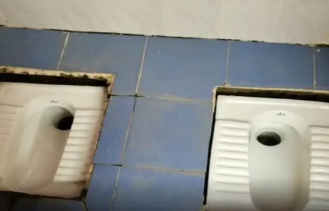 उत्तर प्रदेश : बस्ती जिले के एक ही सामुदायिक शौचालय में लगी मिली दो टॉयलेट सीट्स, बिना दरवाजे के कैसे होगा प्रयोग?