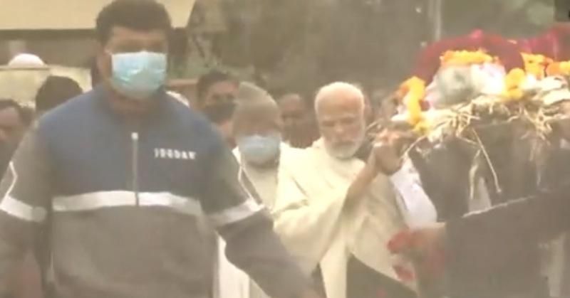 PM Modi की मां की आखिरी यात्रा हुई शुरु, पार्थिव शरीर को कंधे पर उठाया प्रधानमंत्री ने