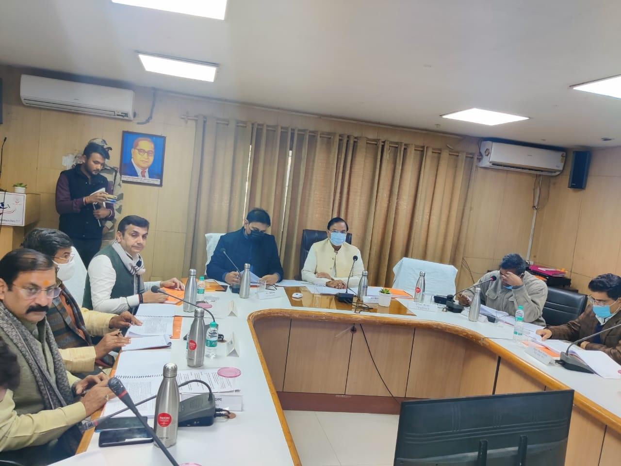 Greater Noida News : केन्द्र व राज्य सरकार की योजनाएं प्रभावी तौर से लागू करें : सांसद