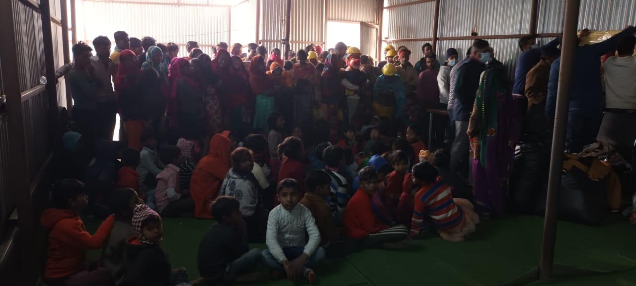 Greater Noida News : झुग्गियों में रहने वाले बच्चों को ठंड से बचाव के लिए बांटे गर्म कपड़े