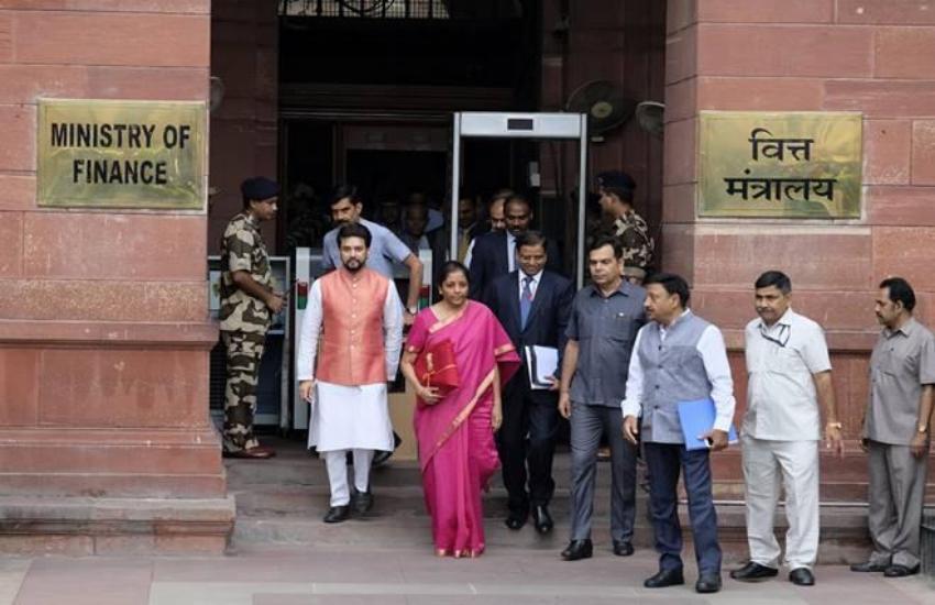 Business News : बीमा पॉलिसी बेचने के लिए अनैतिक तरीके न अपनाएं बैंक : वित्त मंत्रालय