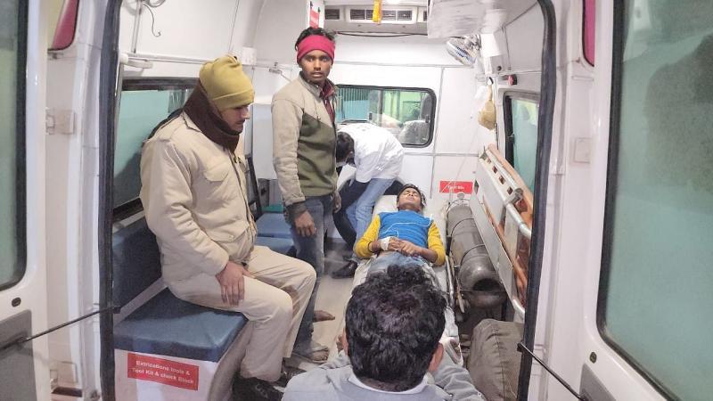 UP News : पानी का टैंकर पलटा, दो की मौत, एक घायल