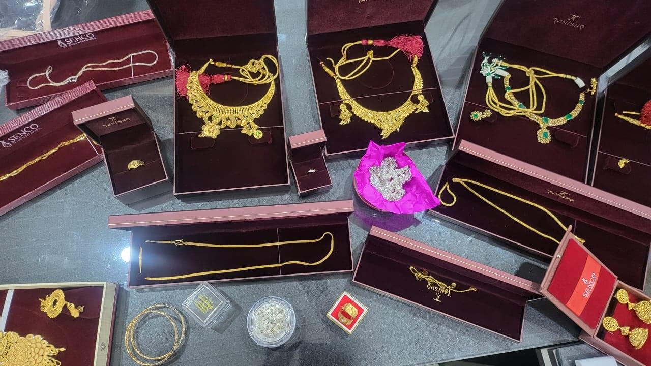 Greater Noida News : ज्वेलरी से भरा बैग कैब में छूटा, पुलिस ने बरामद कर वापस लौटाया