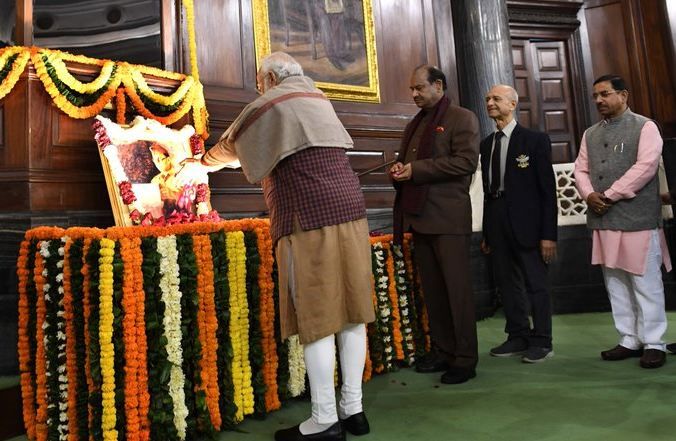 PM Modi ने सुभाष चंद्र बोस और बाला साहेब को अर्पित की श्रद्धांजलि