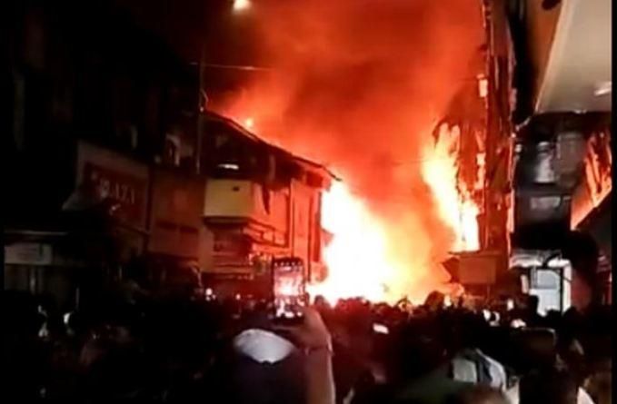 Mumbai के मस्जिद बंदर इलाके में स्थित इमारत में आग, 20 दुकानें जलकर खाक