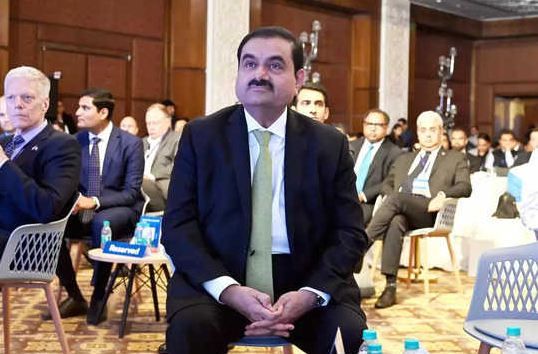 Adani Group Share: अडाणी समूह को लगा बड़ा झटका, शेयर 20 फीसदी टूटा