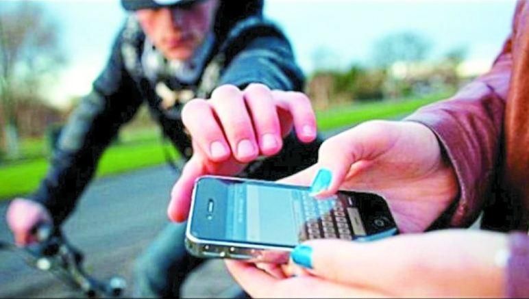 Noida News : महंगे शौक ने बना दिया मोबाइल लुटेरे, चढ़े पुलिस के हत्थे