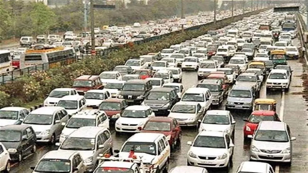 DELHI BLOCK: लुटियंस जाम, घसीट-घसीट कर चले वाहन