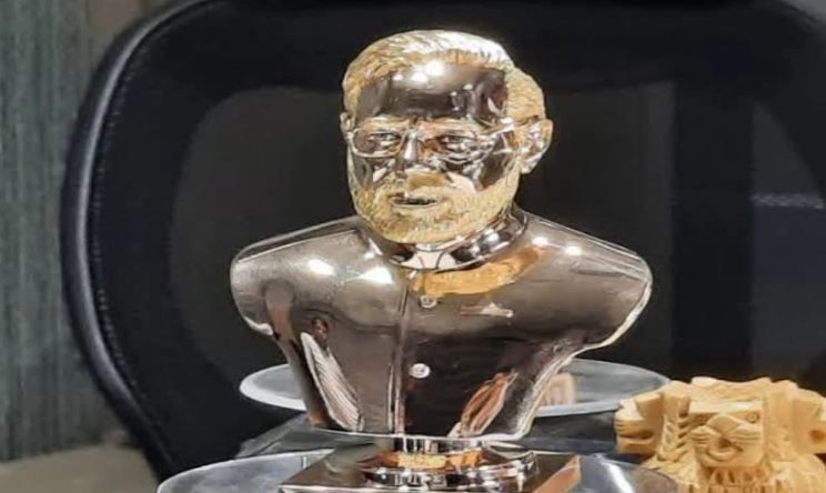 सूरत के जौहरी ने बनाई PM Modi की सोने की प्रतिमा