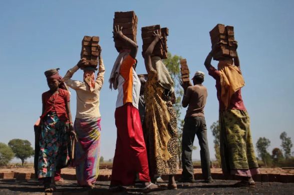 Jammu Kashmir: जम्मू में प्रदर्शन कर रहे दिहाड़ी मजदूरों, शिक्षकों को पुलिस ने हिरासत में लिया