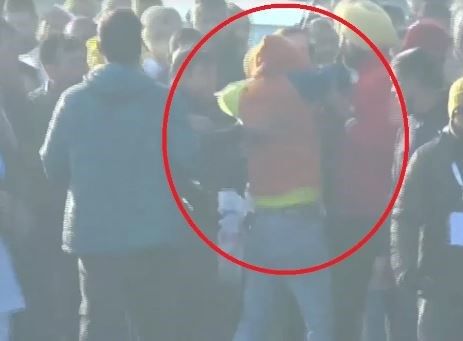 BHARAT JODO YATRA : होशियारपुर में दौड़ कर आया राहुल को गले लगाने, नेताओं ने धकेला