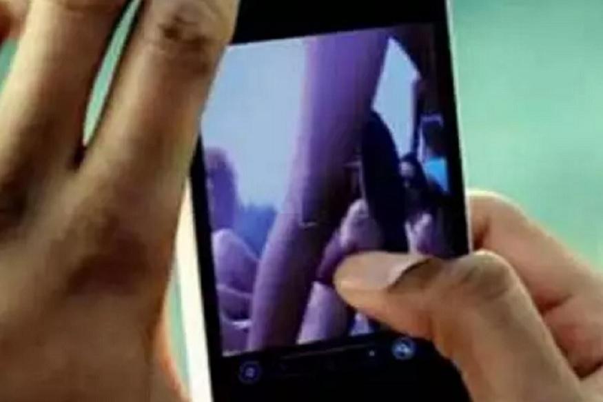 Porn news : महिला कर्मी को ब्लू फिल्म भेज फंसा एडीओ