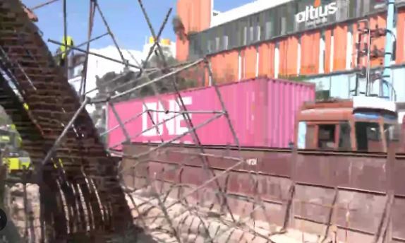 Karnataka News : मेट्रो का खंभा गिरने पर निर्माण कंपनी व 7 अफसरों पर केस