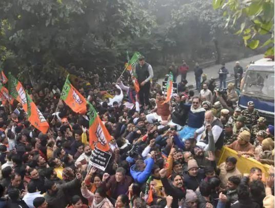 MCD Hangama :निगम की बैठक में हंगामे के विरोध में मुख्यमंत्री आवास पर भाजपा का प्रदर्शन