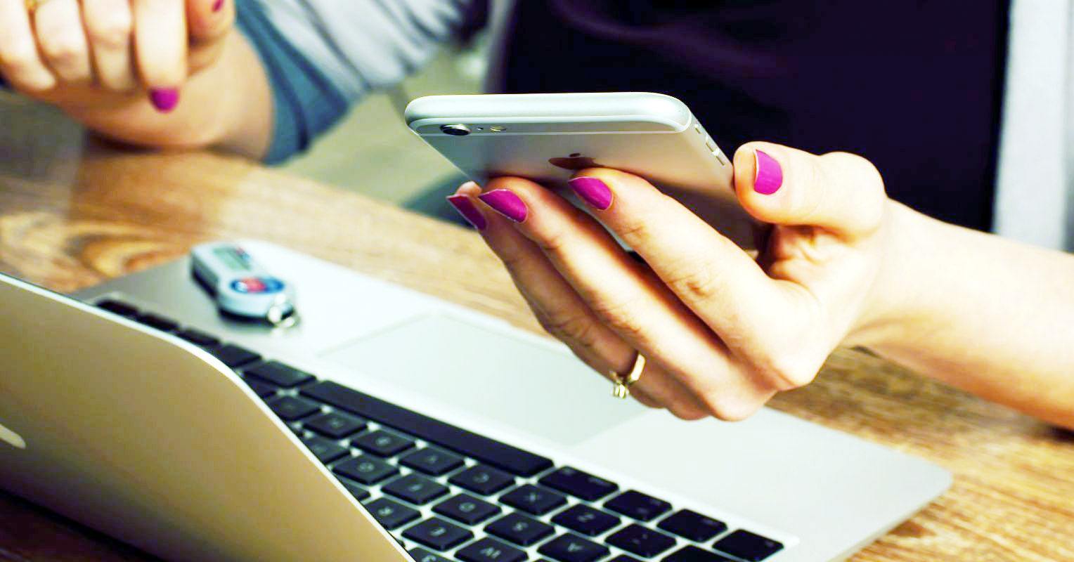 Noida News : सोशल साइट पर अश्लील चैट कर फंसाती थी युवती