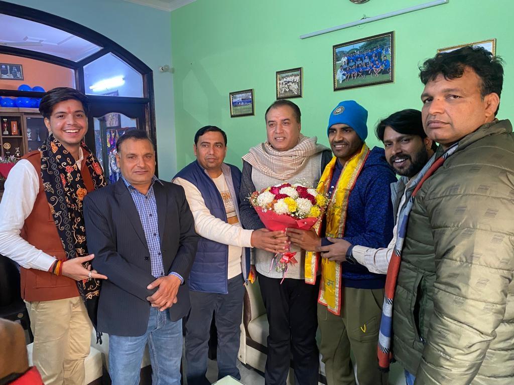Noida News : भाजपा अध्यक्ष ने शिवम मावी को दी बधाई