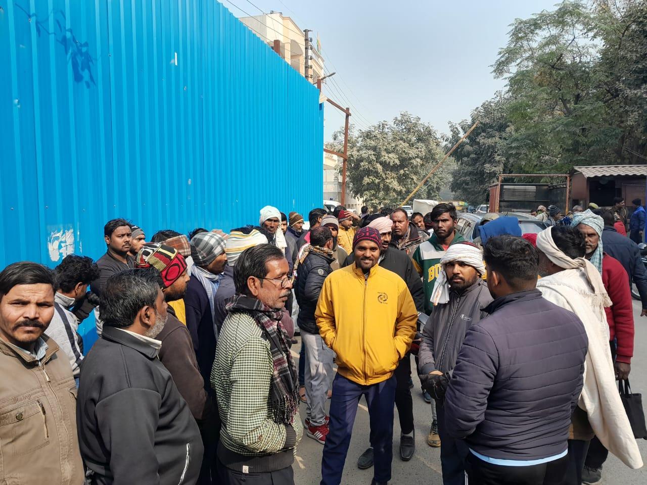 Noida News : सफाईकर्मी की मौत पर सहकर्मियों का हंगामा