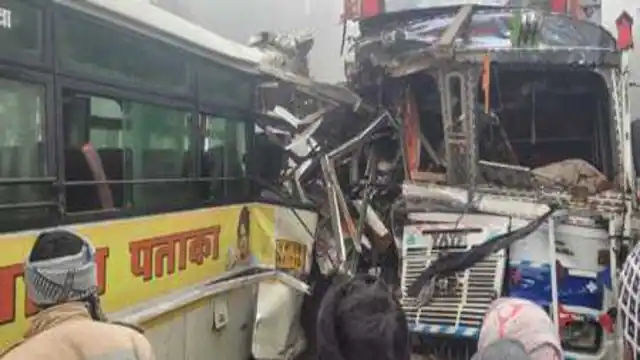 UP News : घने कोहरे के बीच ट्रक से टकराई रोडवेज बस, दो की मौत