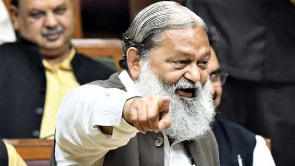 Haryana News : भगोड़े आरोपी को थाने में चाय पिला रहे थे दो पुलिसकर्मी, फिर हुआ ये