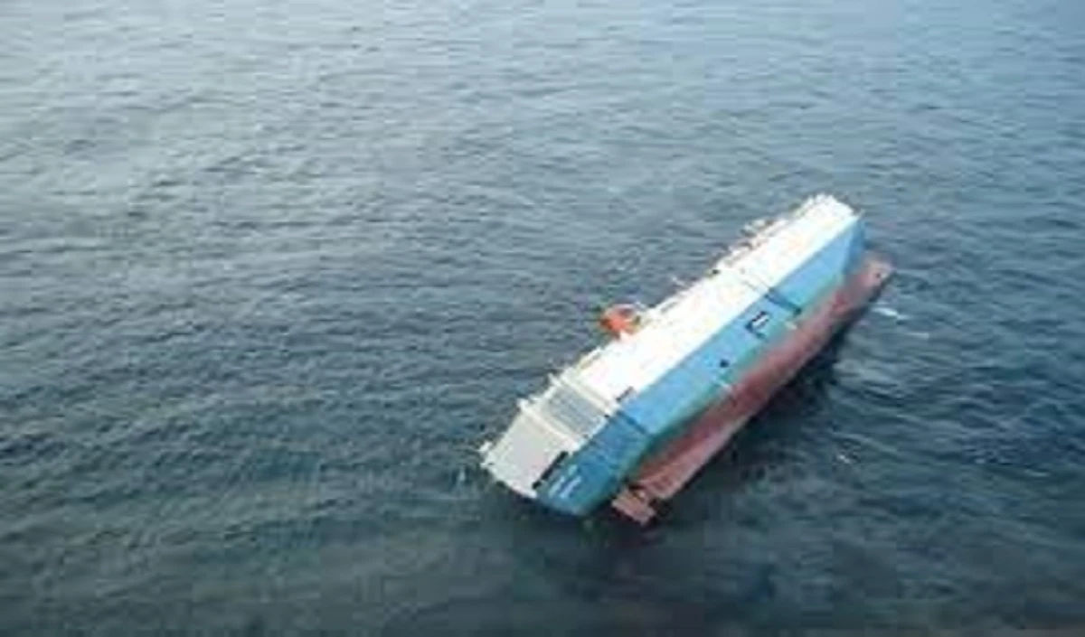 Maharashtra News : पालघर तट के पास अरब सागर में नौका पलटी, सभी 15 यात्री सुरक्षित