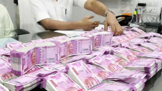 Income Tax Raid : बंगाल में राजनेता से जुड़ी बीड़ी कंपनियों पर इंकम टैक्स के छापे, 11 करोड़ की नकदी बरामद