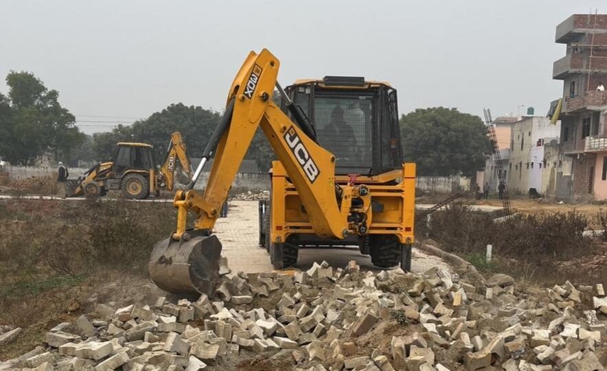 Greater Noida News : भनौता में चला ग्रेटर नोएडा प्राधिकरण का बुल्डोजर