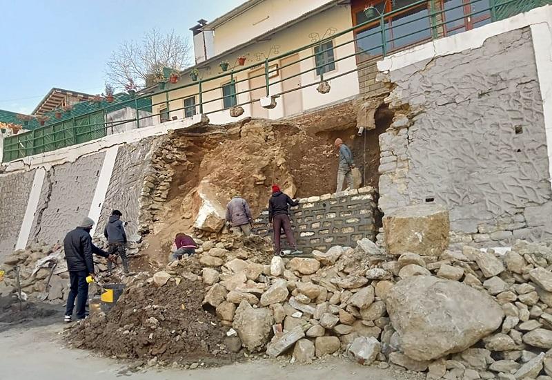 Joshimath Disaster : जोशीमठ में होटल गिराये जाने के फैसले का मालिकों ने किया विरोध