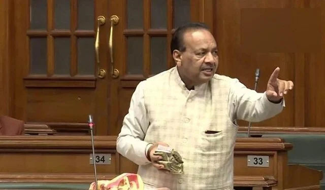 Political News : दिल्ली विस में आप के विधायक ने दिखाई नोटों की गड्डी, खुद को रिश्वत की पेशकश का दावा किया