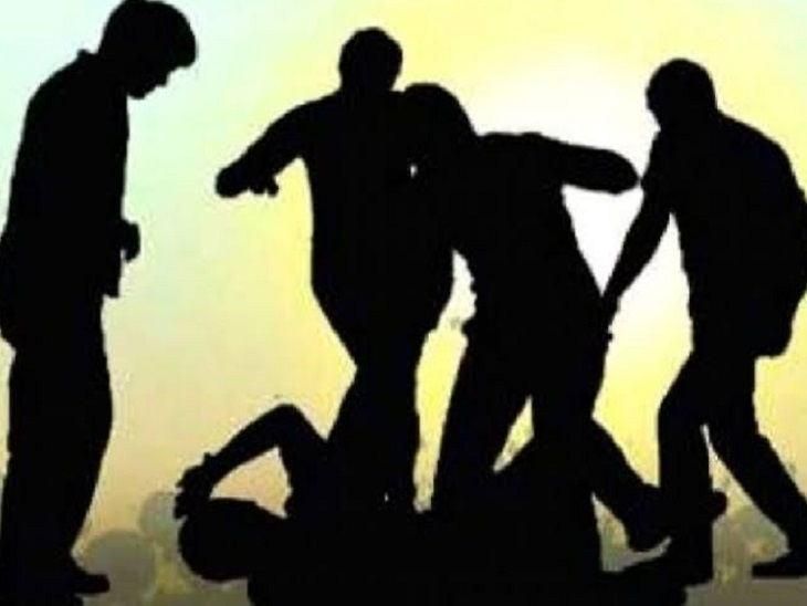 UP News : यूपी में भीड़ ने युवक को खंभे से बांधकर पीटा, 15 पर एफआईआर