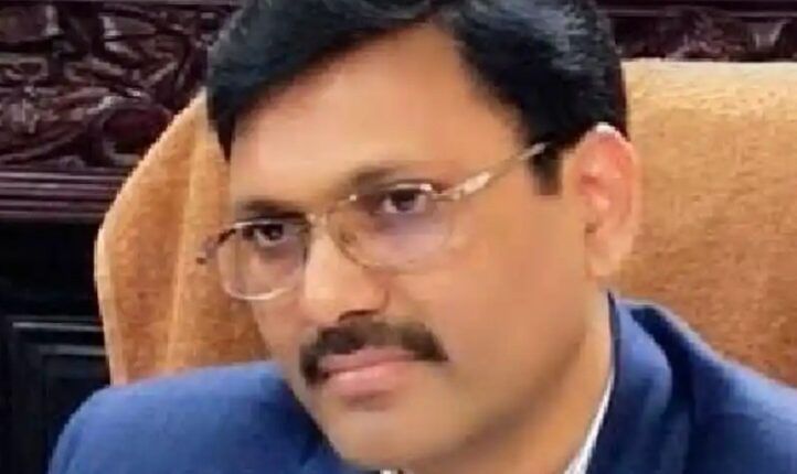 UP News : आजम खान के खिलाफ कार्रवाई करने वाले IAS अंजनेय कुमार सिंह का बढ़ाया गया कार्यकाल