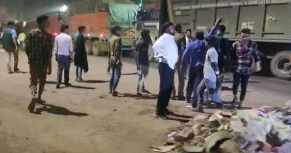 UP News: हादसे में सफाई कर्मी की मौत, आक्रोशित लोगों ने 20 ट्रकों में तोड़फोड़ की
