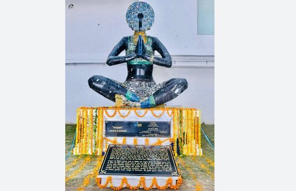 E-Waste: बैंकों से ई-कचरा इकट्ठा कर 10 फुट ऊंची प्रतिमा बनाई