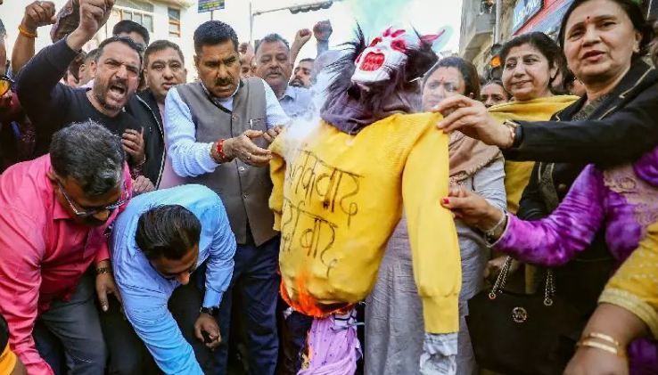 Jammu and Kashmir: कश्मीर में अल्पसंख्यकों की हत्या के विरोध में भाजपा ने प्रदर्शन किया