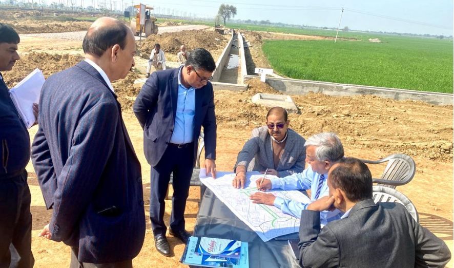 तेज़ी से हो रहा है ज़ेवर एयरपोर्ट का निर्माण, CM योगी के अफ़सरों ने लिया जायज़ा