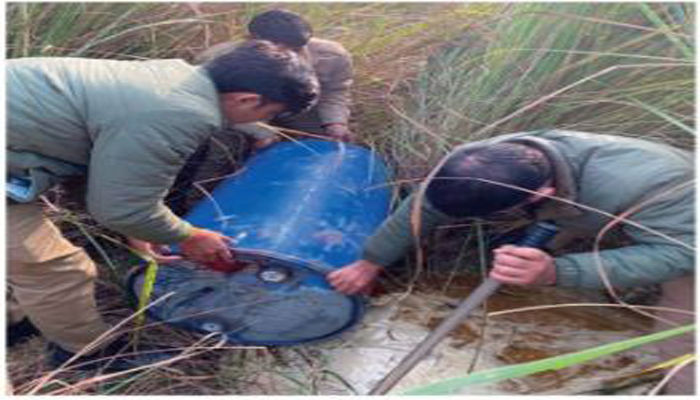 GHAZIABAD SAMACHAR: खादर में भट्टी तोड़कर दारू बरामद