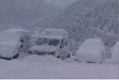 Road Block In Himachal: ​हिमाचल के कई इलाकों में बर्फबारी, 216 सड़कें बंद