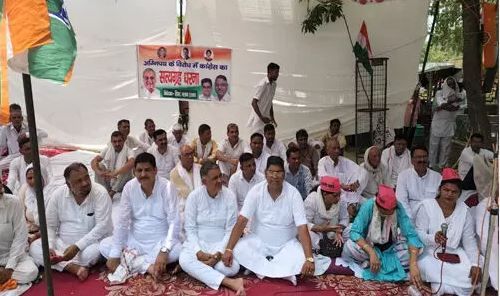 CHANDIGARH NEWS: विधानसभा के बाहर खट्टर का विरोध, प्रदर्शन