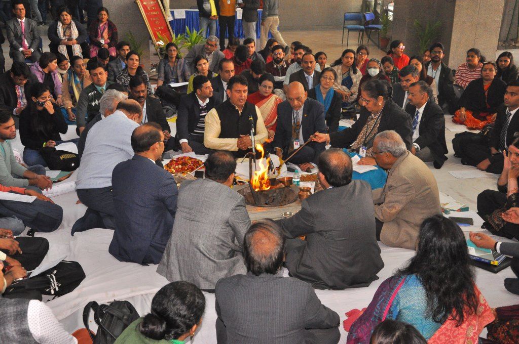 Noida News : एमिटी विवि में पीएचडी ओरियटेंशन के छात्रों के लिए हवन