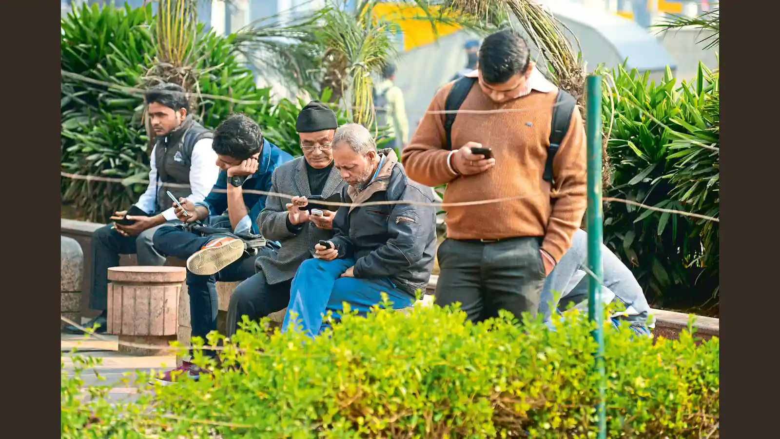 Budget 2023 - 24 : सरकार ने मोबाइल फोन में इस्तेमाल होने वाले उपकरणों के आयात पर सीमा शुल्क घटाया