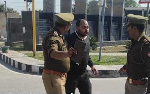 Noida News : रास्ते के विवाद में युवक ने उठाया घातक कदम, कमिश्नर ऑफिस के बाहर आत्मदाह का प्रयास