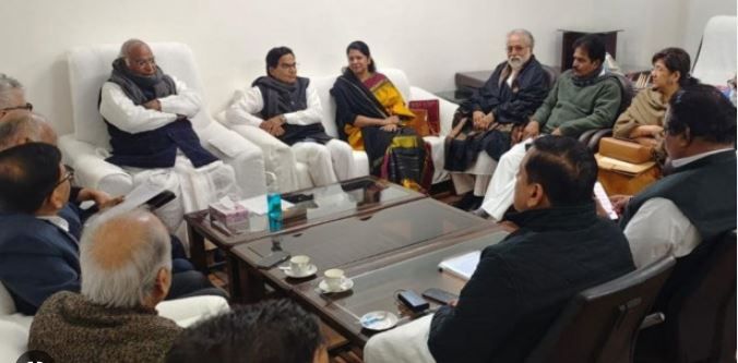 Political News : विपक्षी दलों ने बनाई बजट सत्र में सरकार को घेरने की रणनीति