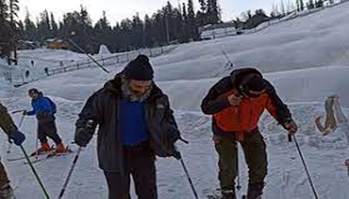 RAHUL IN KASHMIR: गुलमर्ग पहुंचे राहुल गांधी, स्कीइंग की