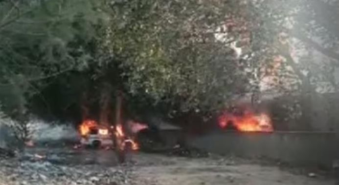 Greater Noida News : पेट्रोल पंप के पास भीषण आग, एक कार भी जली