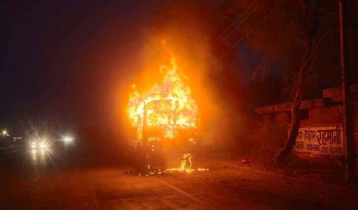 UP News: सरिया लदे ट्रक में शॉर्ट सर्किट से लगी भीषण आग, हाईवे पर लगा जाम