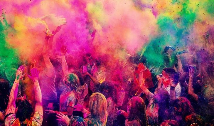 नीरस होती, होली की मस्ती, रंग-गुलाल लगाया और हो गई होली !