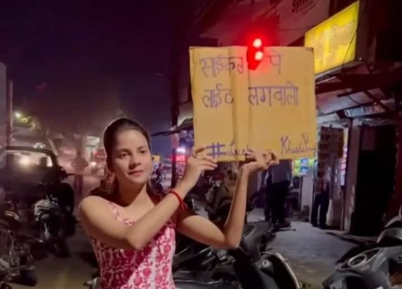 Special Story : सड़क हादसे में नाना को खोने के बाद ,साइकिल पर लाइट लगाने की मुहिम चला रही खुशी