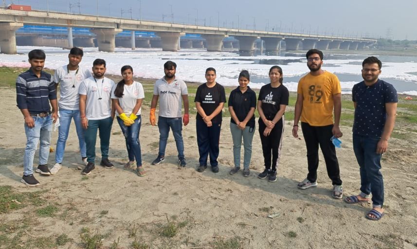 Delhi News : YSS फाउंडेशन के सदस्यों ने की यमुना घाट की सफाई