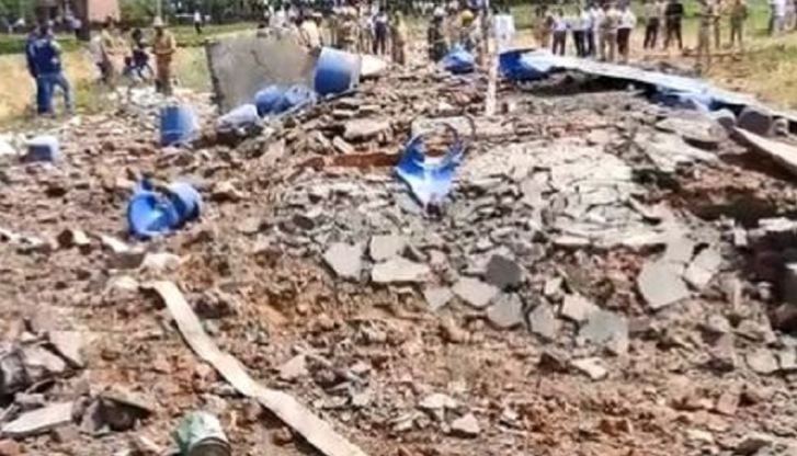 UP News : सिलेंडर में धमाके से मकान ध्वस्त, चार लोगों की मौत