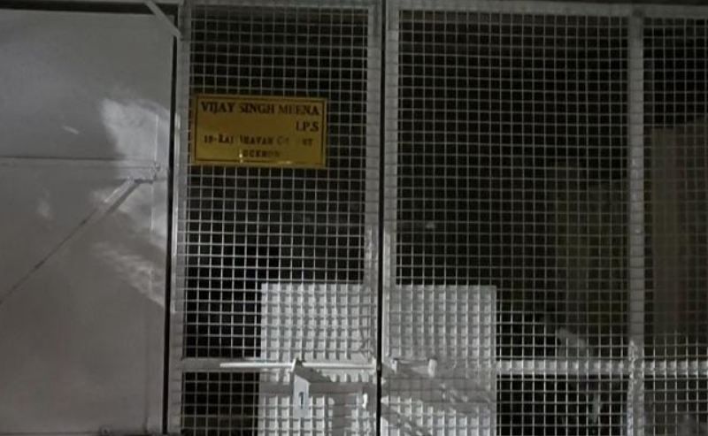 UP News : IPS विजय सिंह मीणा के नौकर ने किया सुसाइड, होली में लोगों के साथ खेला रंग...फिर दे दी जान