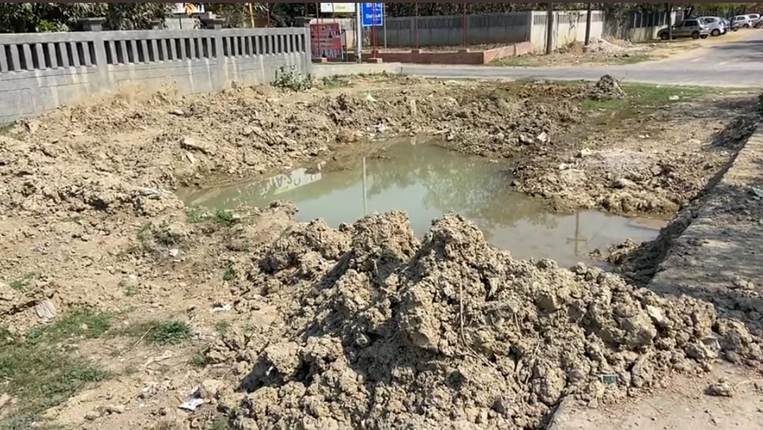 Greater Noida News : डेल्टा 2 के पास भरा गंदा पानी, प्राधिकरण नहीं दे रहा समस्याओं पर ध्यान
